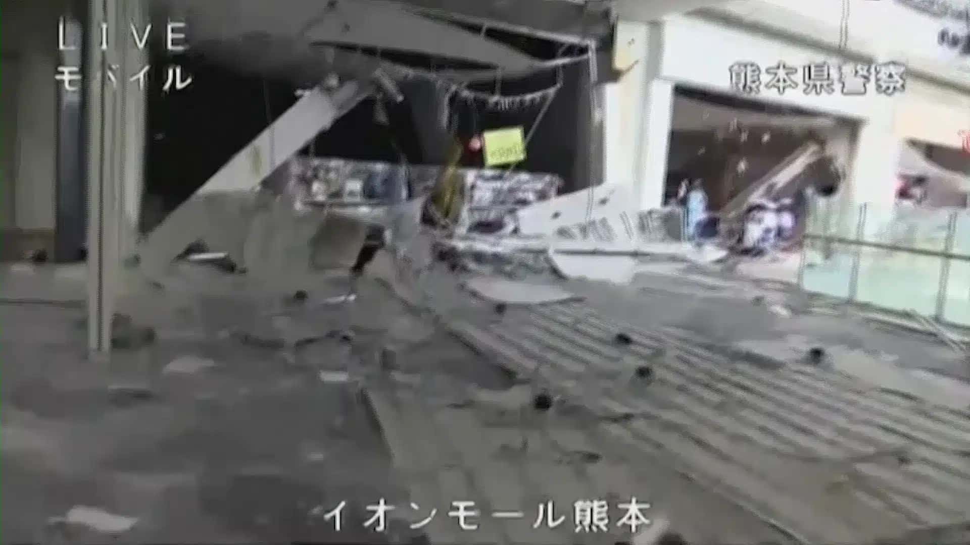 Imagens infraestrutura extensamente danificada em todo o interior do shopping center na província de Kumamoto