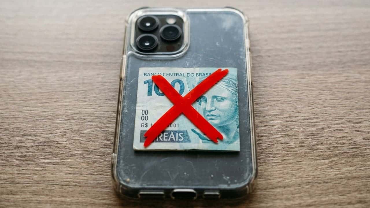 Notas físicas trazem sujidades que contaminam as conexões e o circuito do seu celular. – Imagem gerada por IA