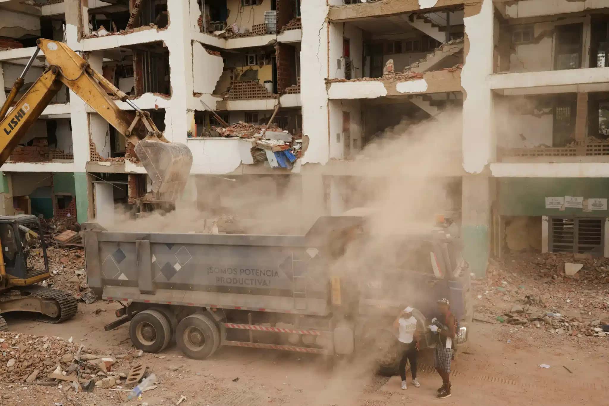 Maquinário pesado trabalhando na remoção de escombros, após os terremotos de 24 de junho, em La Guaira, Venezuela