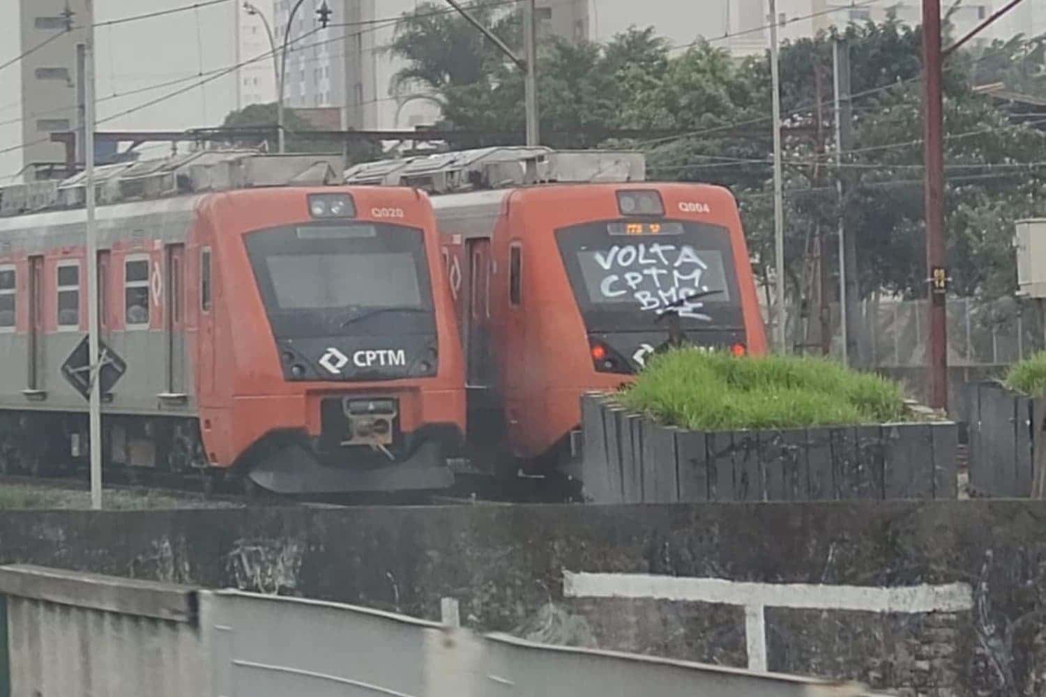 Trem da Série 7000 com frase pichada “Volta CPTM” (Reprodução Redes Sociais)