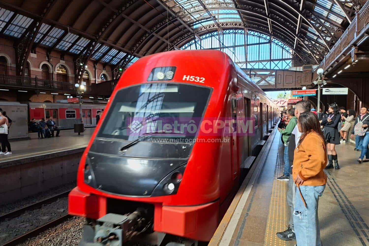 Trem da Série 8500 na estação Luz da Linha 10-Turquesa ((MetrôCPTM))