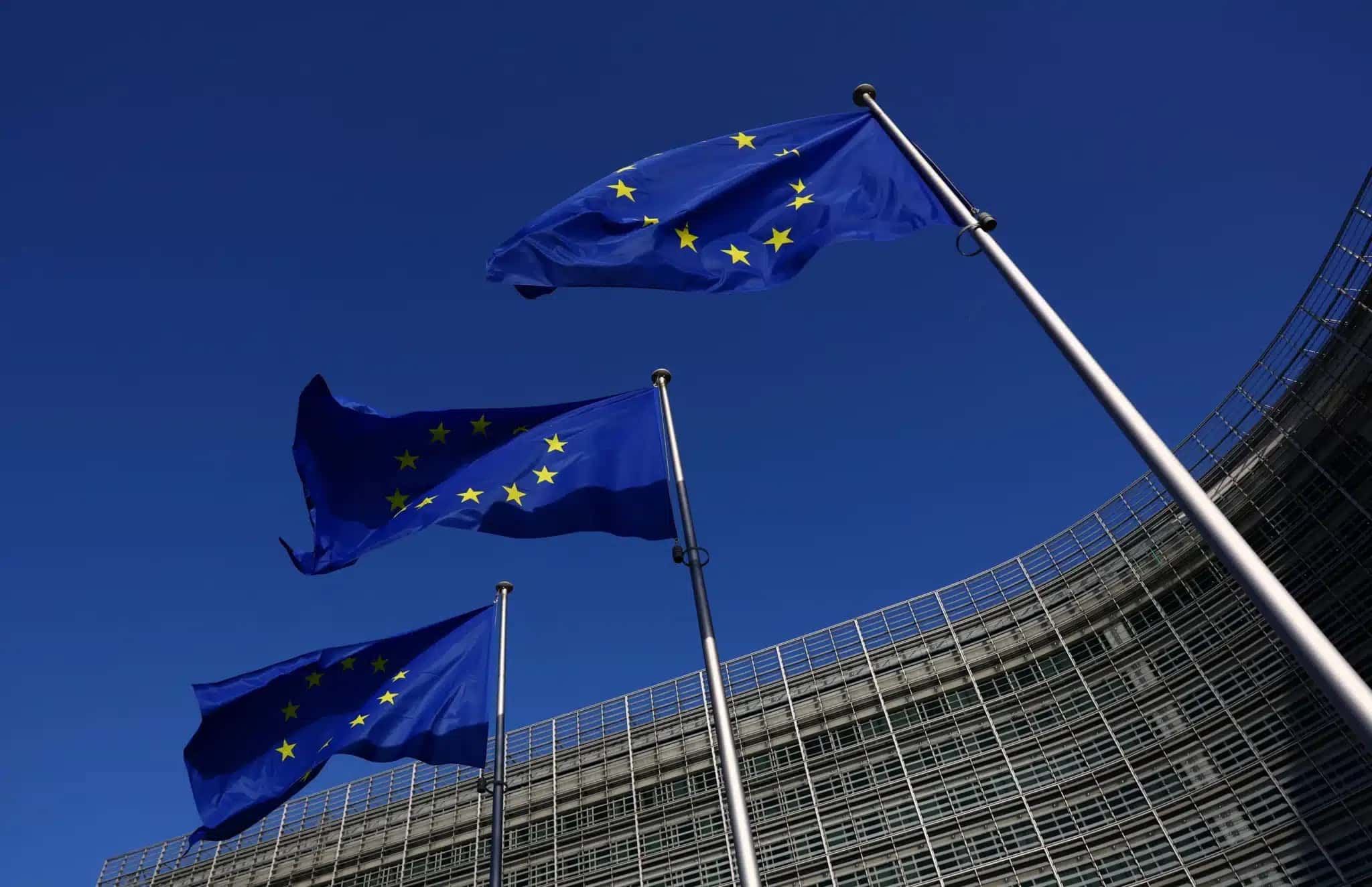 Bandeiras da UE do lado de fora da Comissão Europeia, em Bruxelas