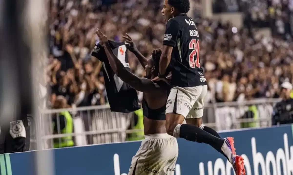 Thiago Mendes, do Vasco, comemora o seu gol na partida entre Vasco e Independiente Medellín válida pelos playoffs da Copa Sul-Americana 2026