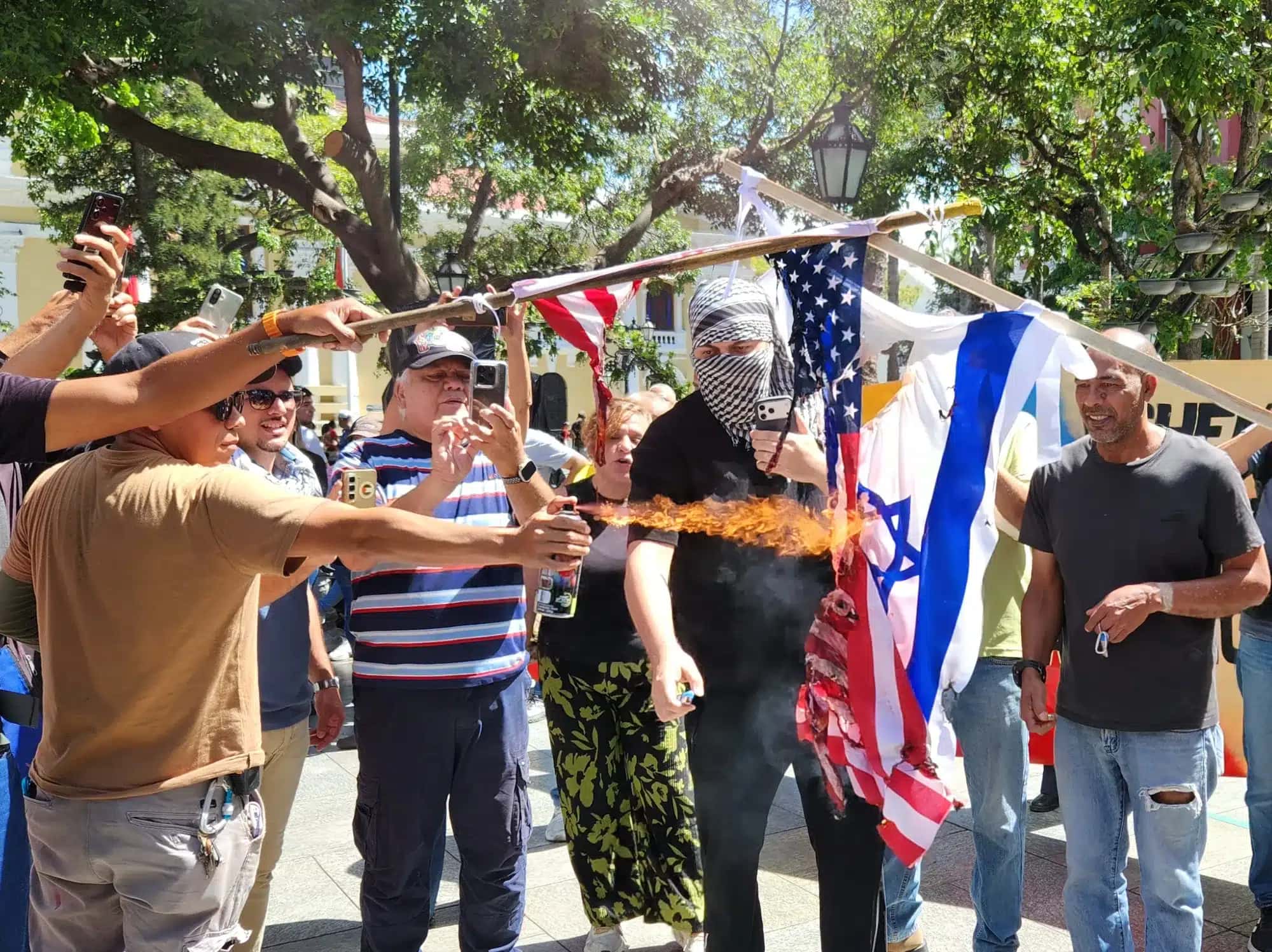 Manifestantes queimaram bandeiras de Estados Unidos e Israel durante protesto em Caracas, nesta sexta-feira, 24 de julho.