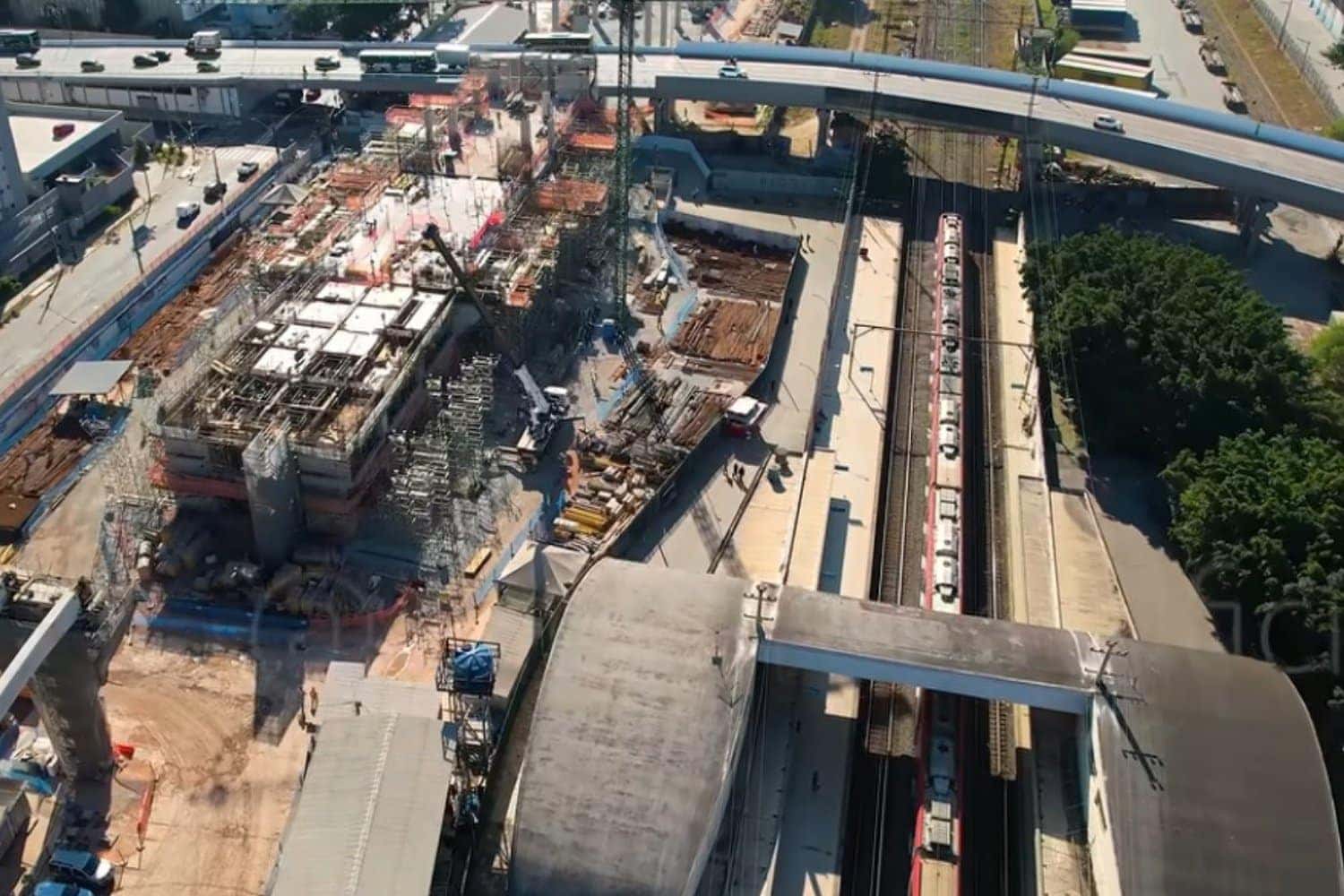 Visão de cima da nova estação Ipiranga da Linha 15-Prata, em construção (ITechDrones)