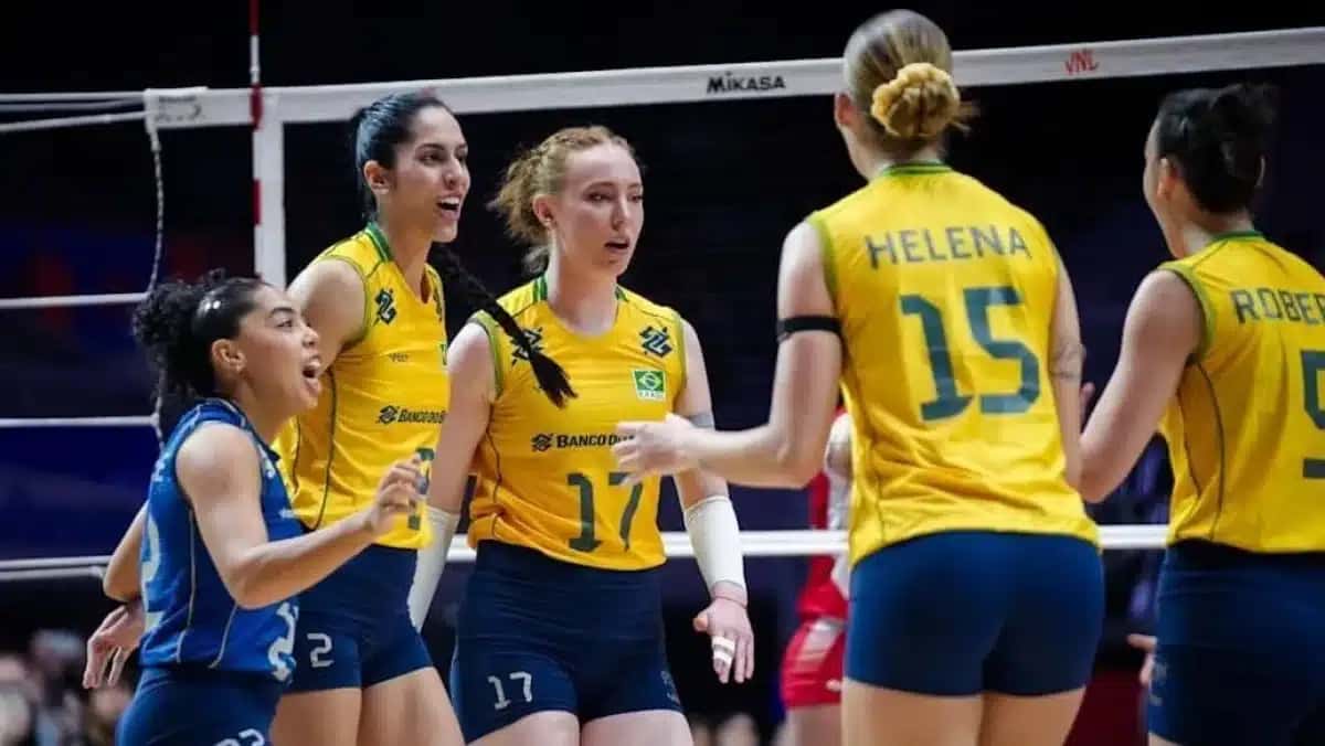 Jogadoras do Brasil comemoram na vitória sobre a Polônia na Liga das Nações