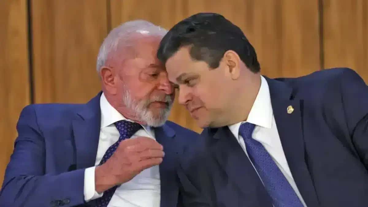 O presidente da República, Luiz Inácio Lula da Silva (PT), conversa com o presidente do Senado Federal, Davi Alcolumbre (União-AP), MP do Brasil Soberano, no Palácio do Planalto, Brasília, 13 de agosto de 2025