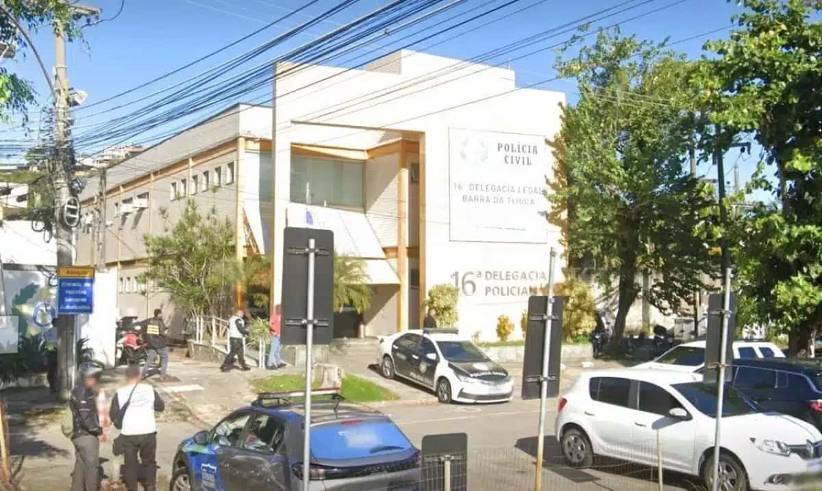 Fachada da 16ª Delegacia de Polícia do Rio de Janeiro, na Barra da Tijuca