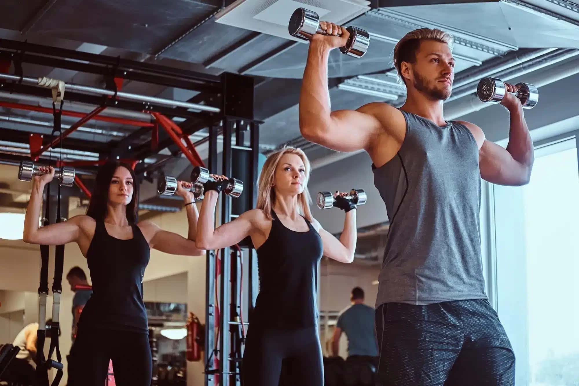 A musculação está ganhando espaço justamente por permitir treinos mais flexíveis