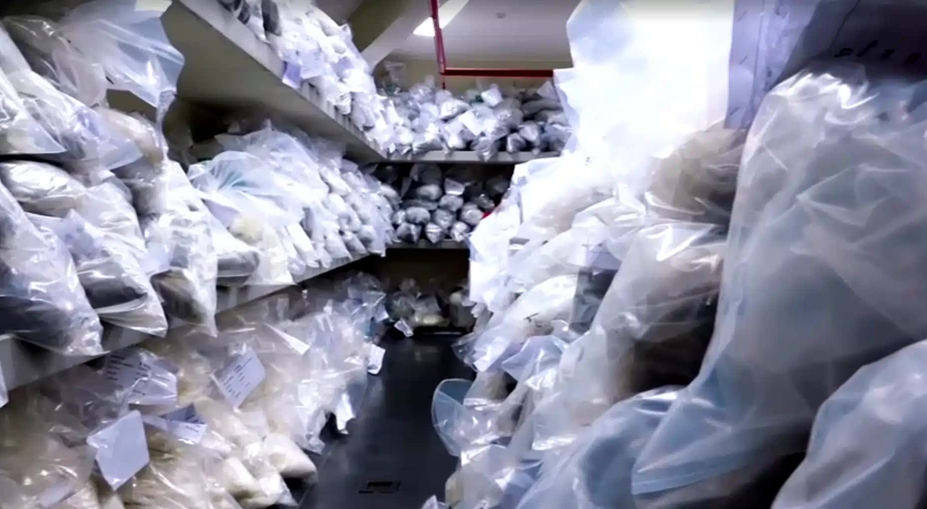 Armazém com prateleiras cheias de sacos de vários tipos de drogas após operação contra o tráfico no Peru