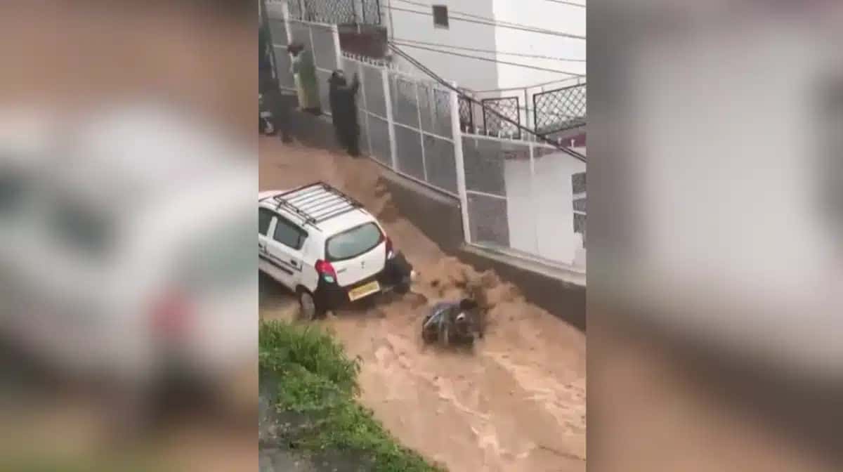 Imagens mostram momento em que moto é levada pela correnteza em meio às fortes chuvas na Índia