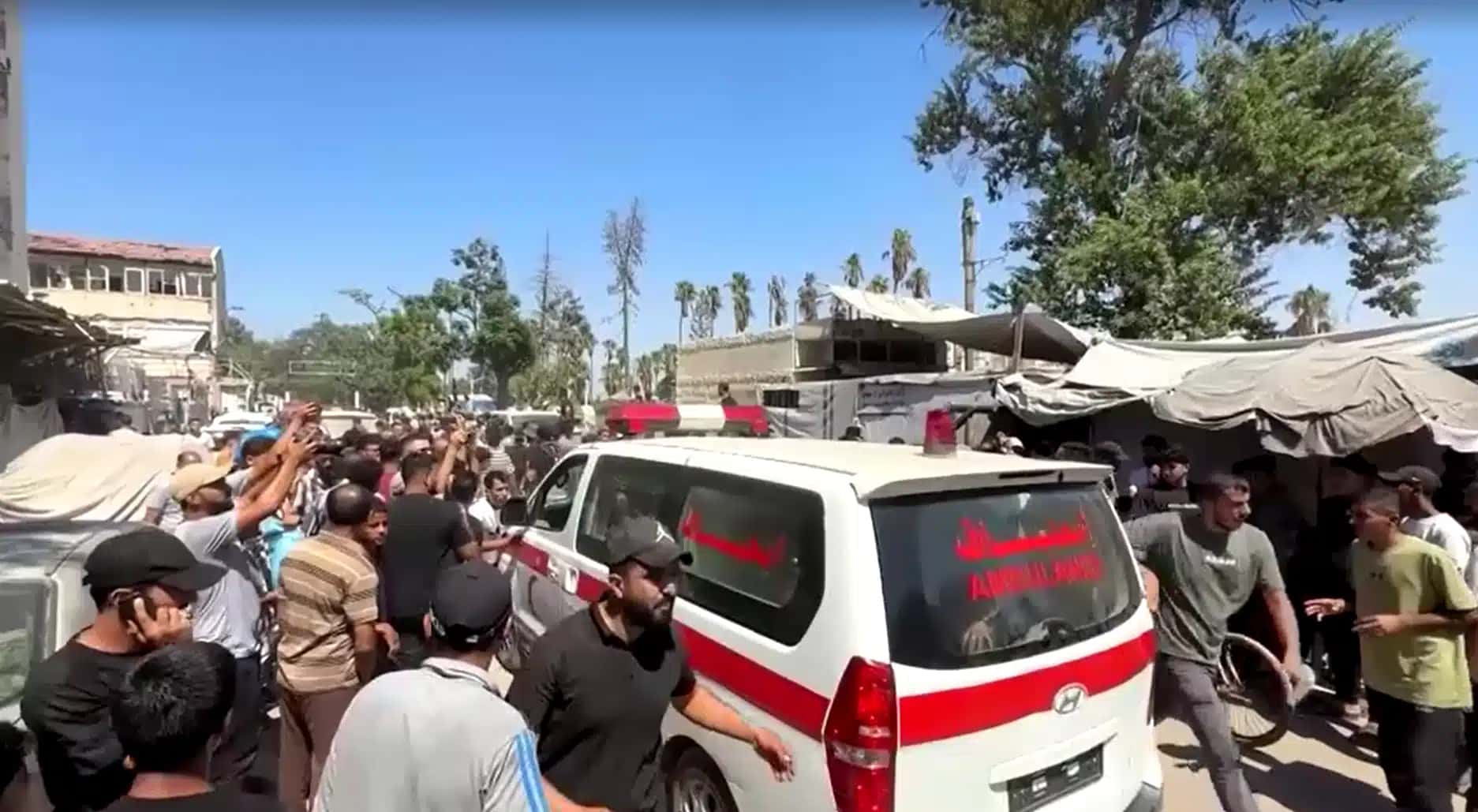 Ambulâncias indo para a Cidade de Gaza após um ataque aéreo israelense matar nove palestinos em posto policial em Gaza