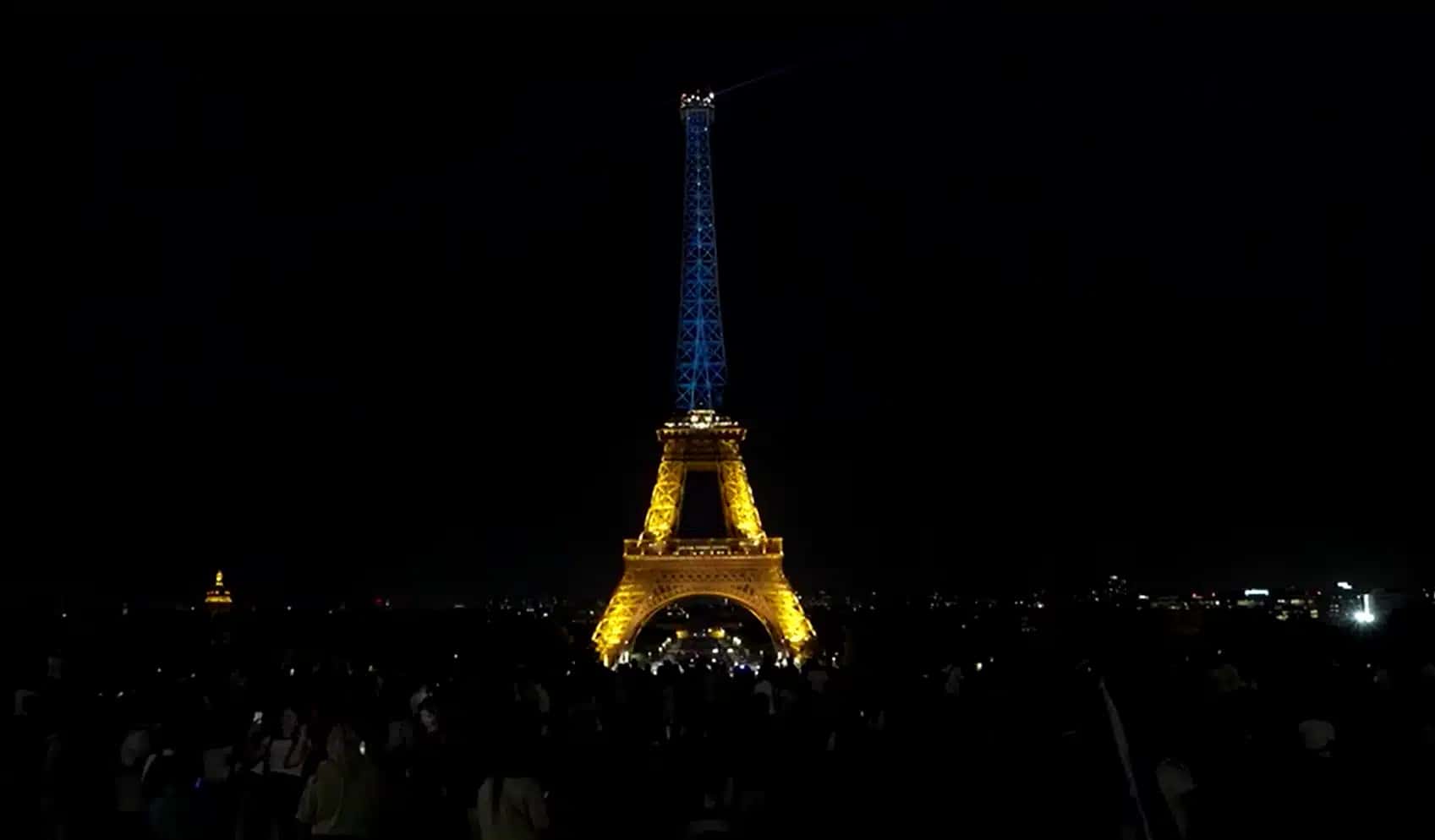 Torre Eiffel iluminada de azul e amarelo pelo Dia da Independência da Ucrânia