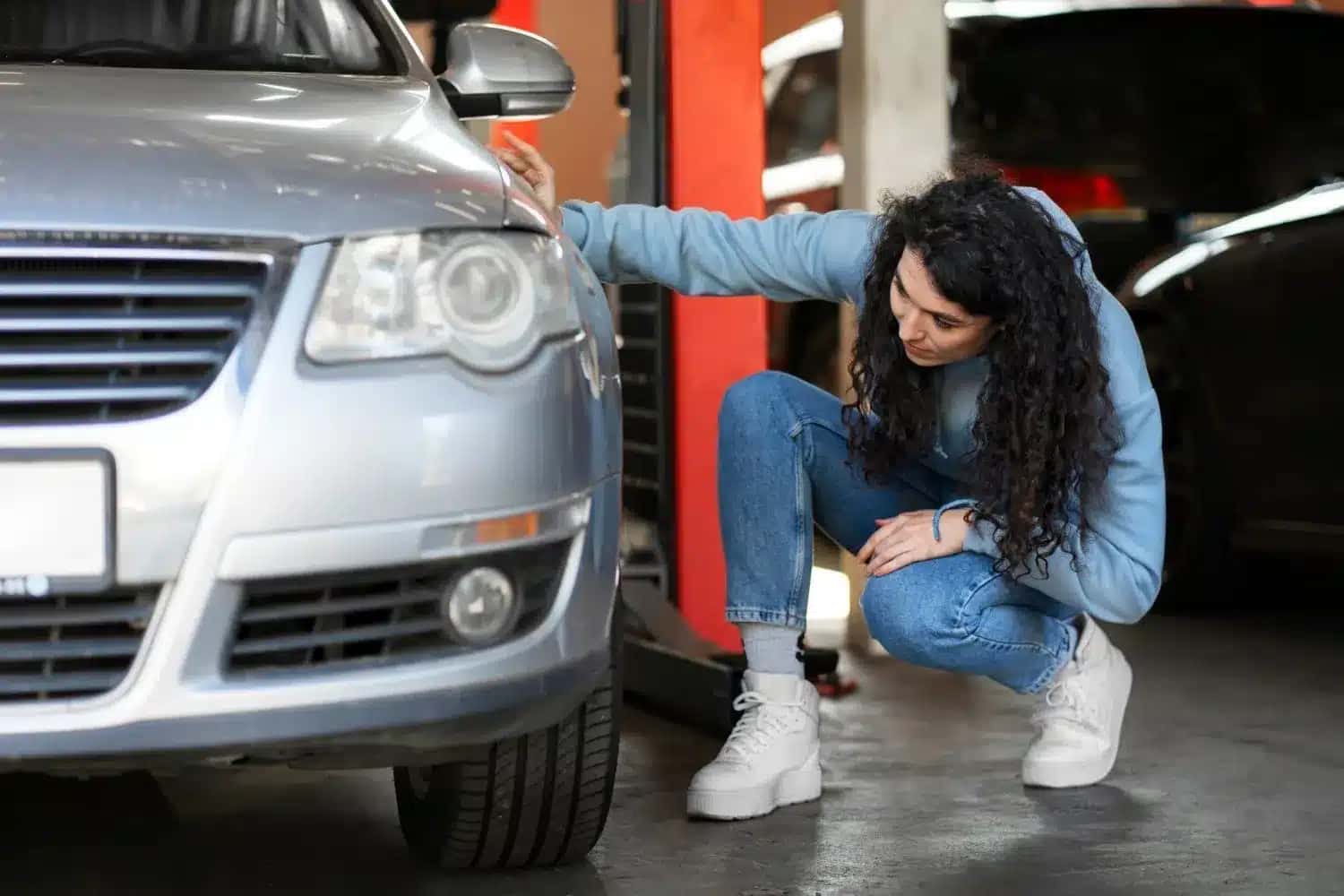 Pontos de deformação nos pneus e oxidação nos discos de freio estão entre os sinais mais comuns de que o carro passou tempo demais sem rodar.