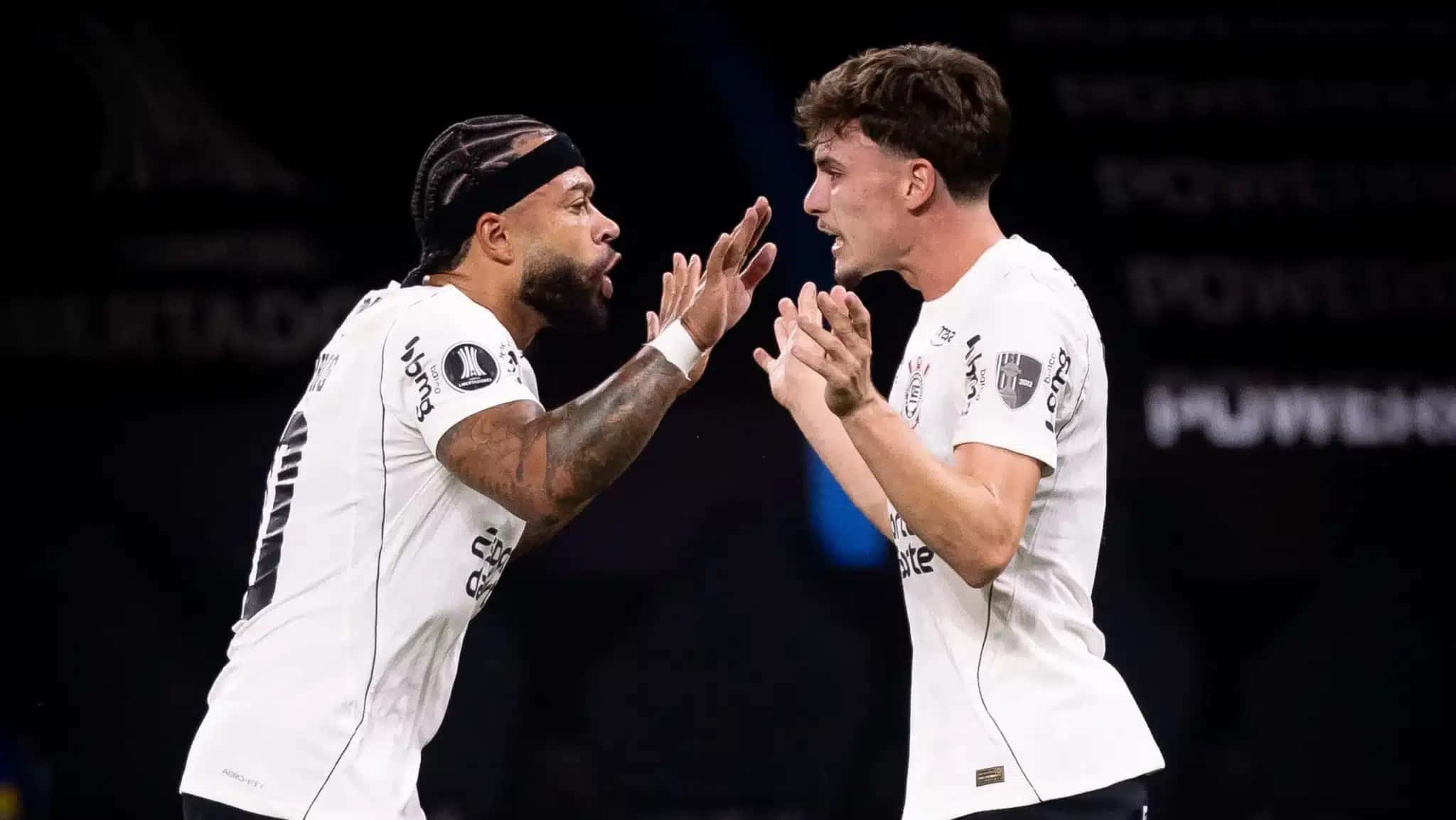 Memphis e Breno Bidon comemoram gol pelo Corinthians