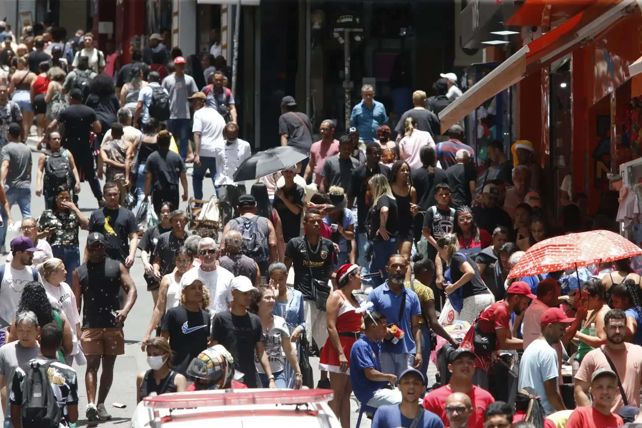 São Paulo (SP), 20/12/2024 - Movimento na Ladeira Porto Geral e rua 25 de Março antes do Natal. Foto: Paulo Pinto/Agência Brasil