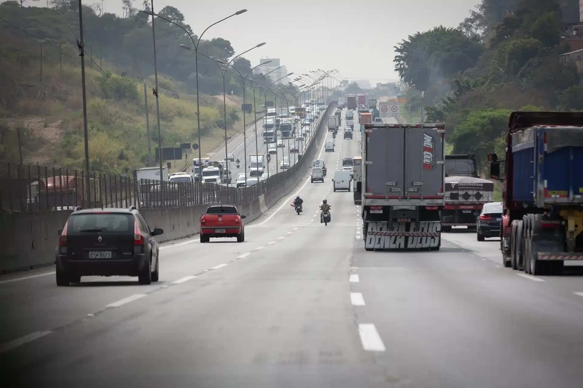 Concessionárias estimas mais de 16 milhões de carros em circulação nas rodovias no feriado de páscoa em SP.