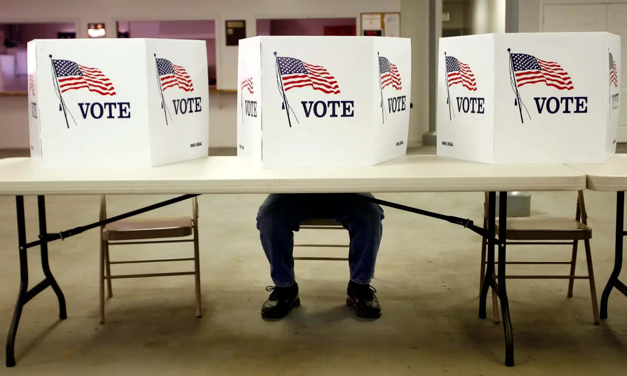 Eleitor participa de votação das primárias nos Estados Unidos em 2020