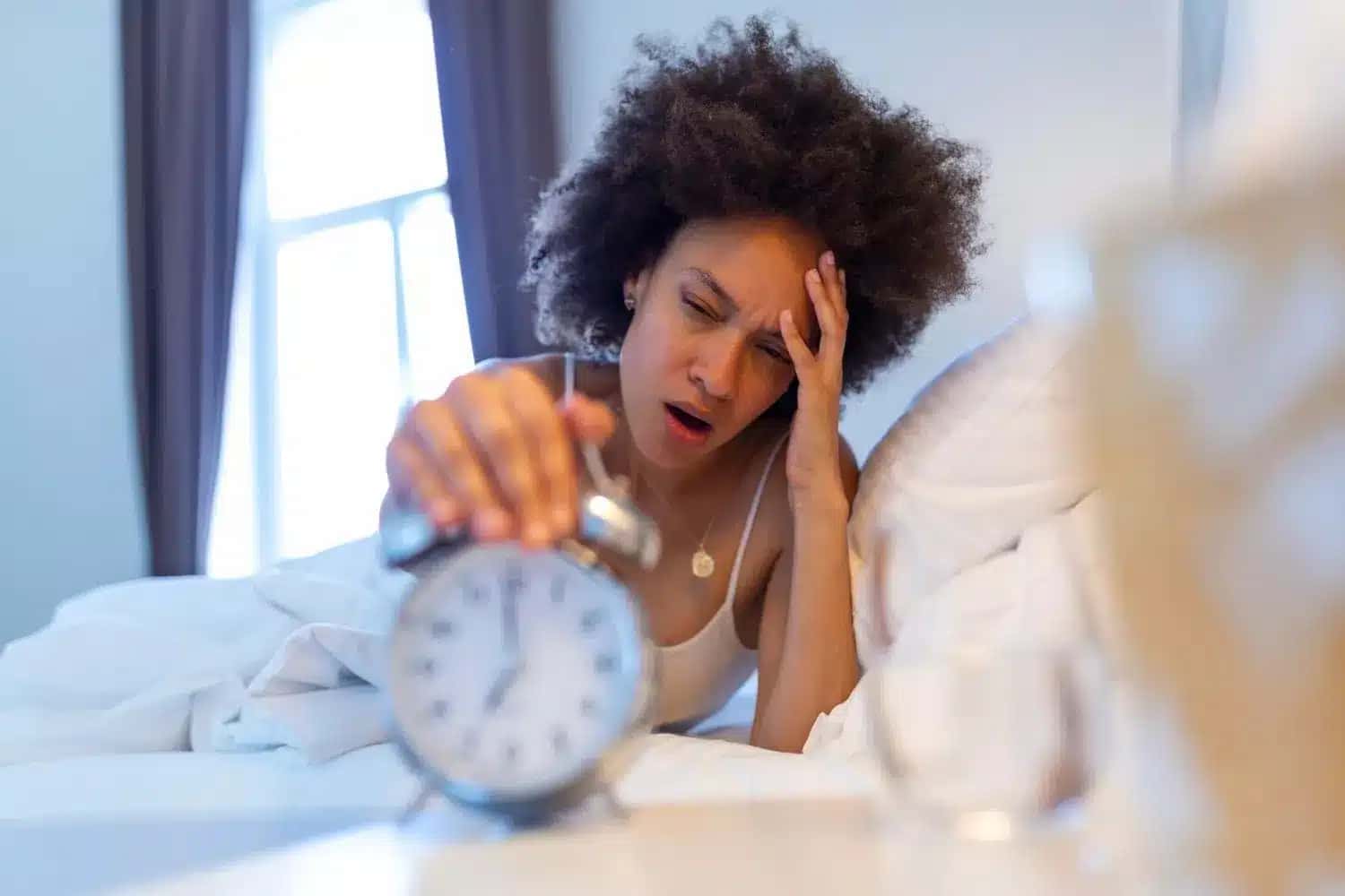 Poucos minutos antes do alarme, o corpo já inicia a transição do sono para o estado de vigília.