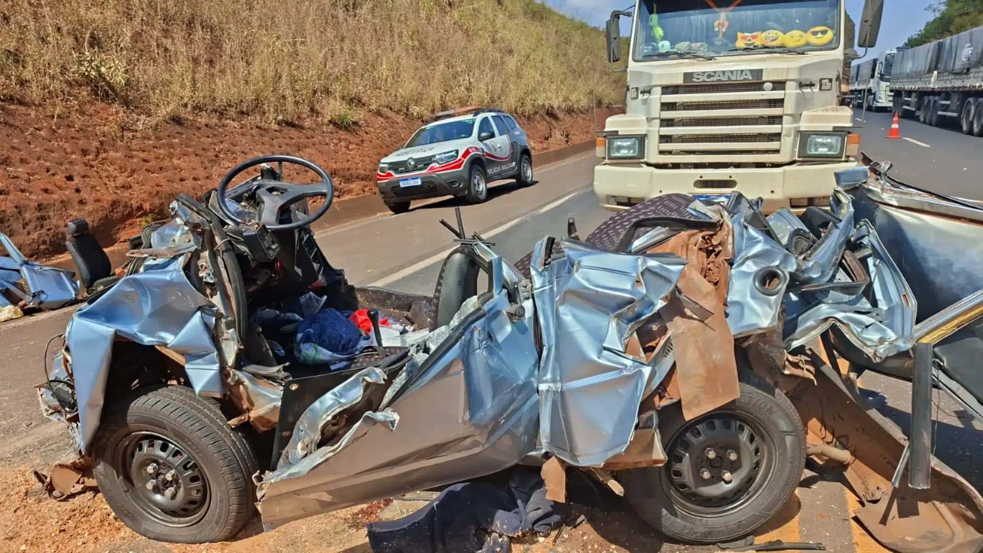 Carro foi prensado ao ser atingido por caminhão