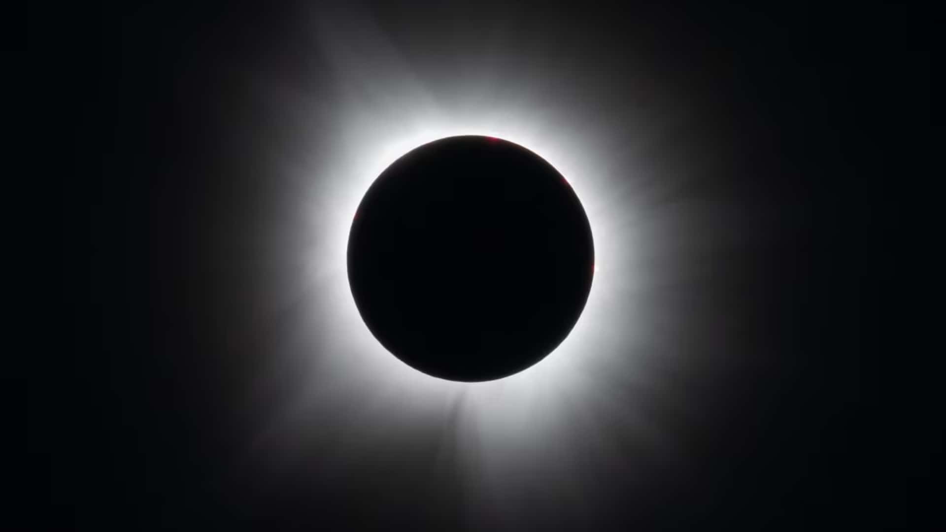 O fenômeno ocorre quando a Lua passa entre o Sol e a Terra, projetando uma sombra sobre o nosso planeta que bloqueia completamente a luz solar em algumas áreas do mundo