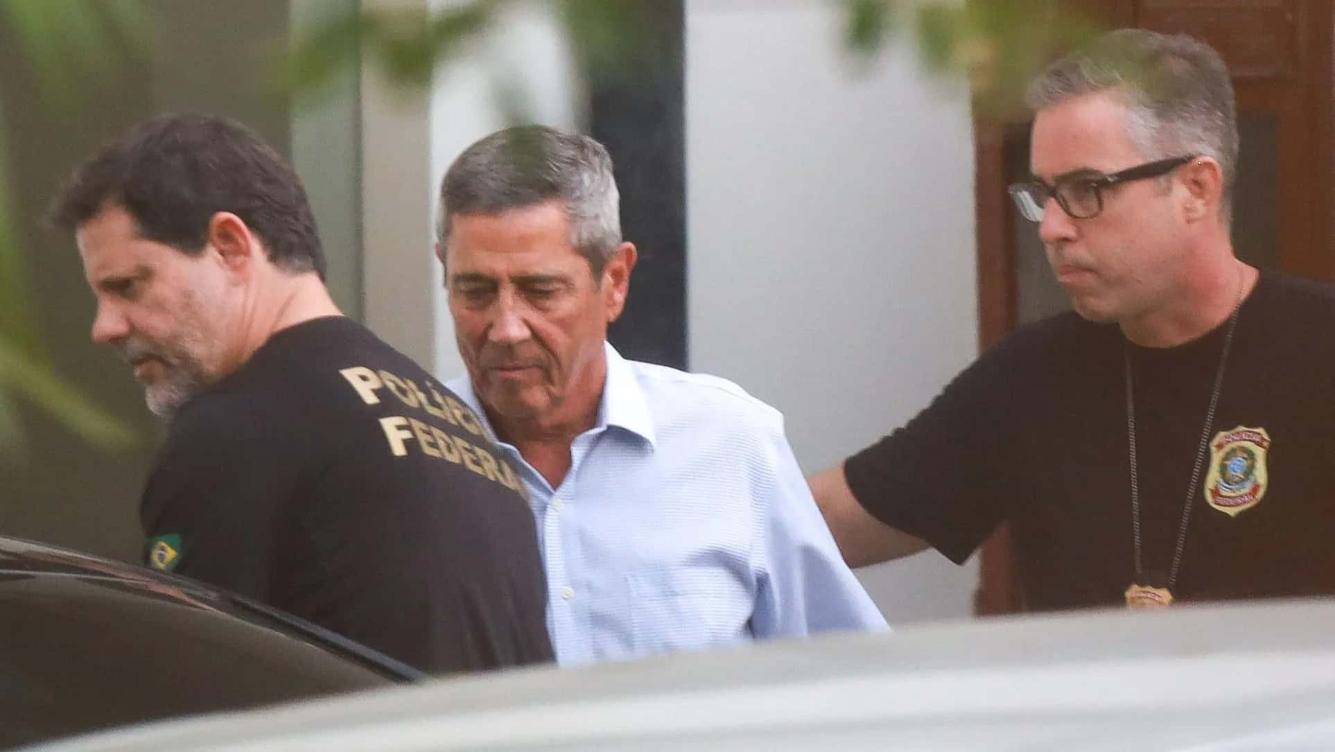 Agentes da Polícia Federal conduzem o general Braga Netto, após prisão, na região central do Rio de Janeiro
