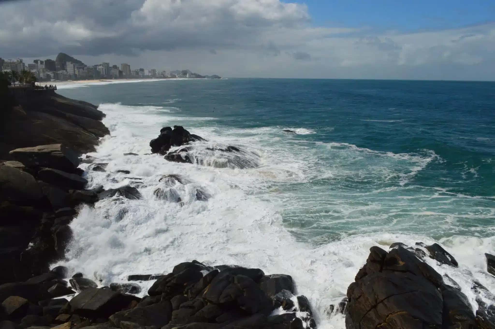 Marinha emite alerta de ressaca e ondas de 3 metros no Rio de Janeiro