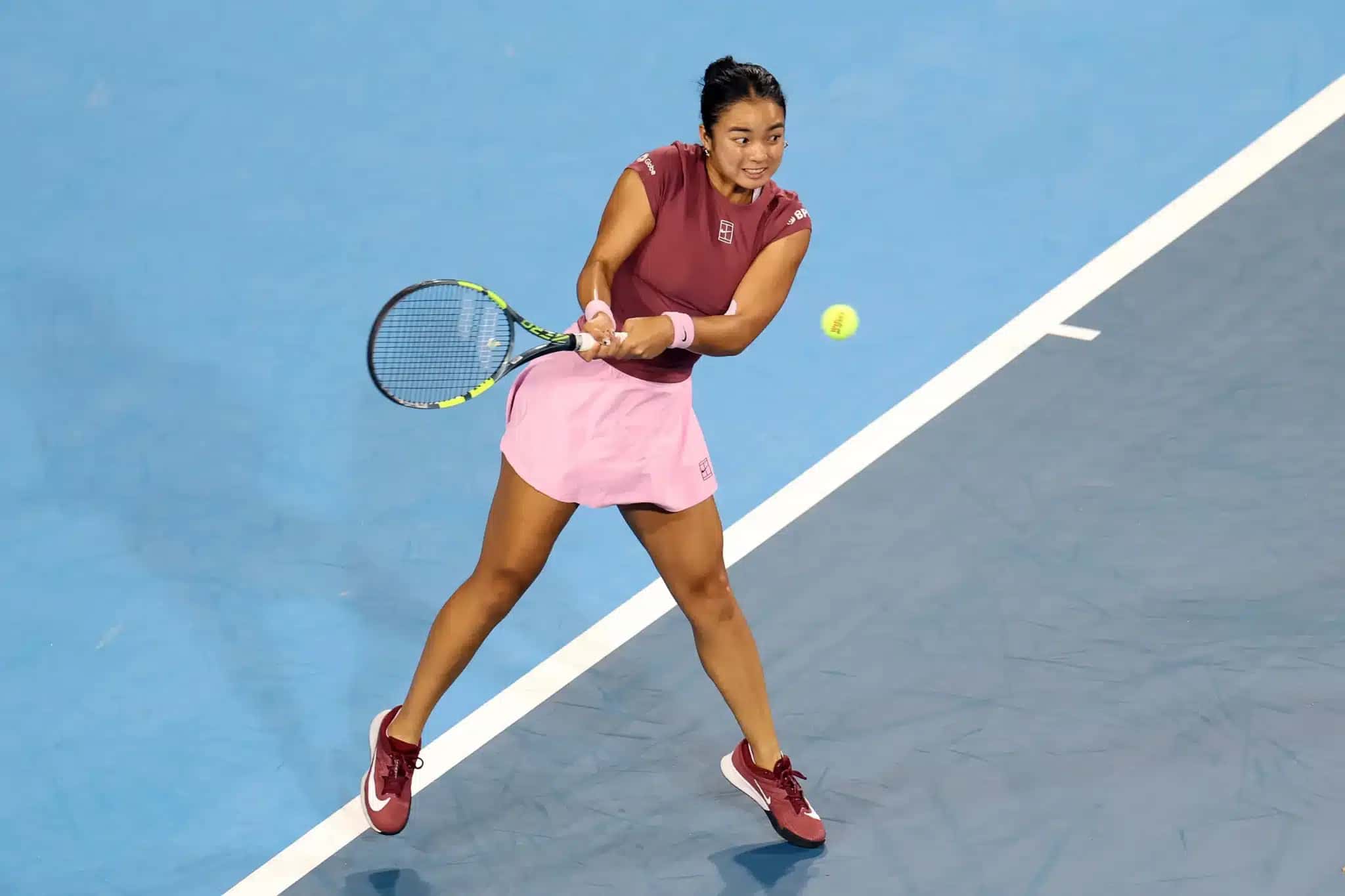 MASON, ESTADOS UNIDOS - 17 DE AGOSTO DE 2026: Alexandra Eala, das Filipinas, devolve uma bola durante a partida contra Amanda Anisimova, dos Estados Unidos, no sétimo dia do Cincinnati Open, no Lindner Family Tennis Center, em Mason, Ohio. (Foto: Emilee Chinn / Getty Images via AFP)