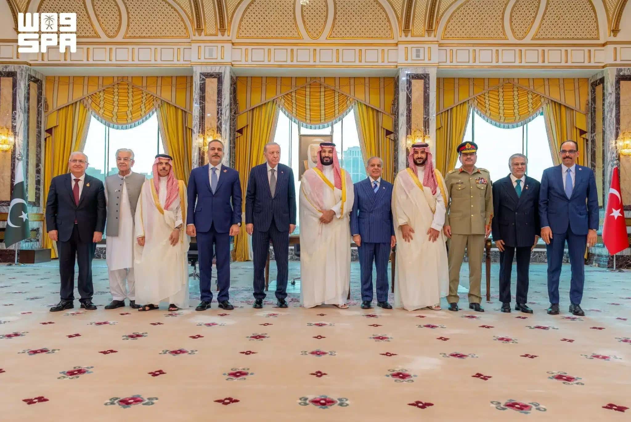 O presidente turco Tayyip Erdogan, o príncipe herdeiro saudita Mohammed bin Salman e o primeiro-ministro do Paquistão, Shehbaz Sharif, acompanhados por seus ministros das Relações Exteriores e da Defesa, posam após assinarem um acordo conjunto de defesa em Meca, na Arábia Saudita, em 7 de agosto de 2026.