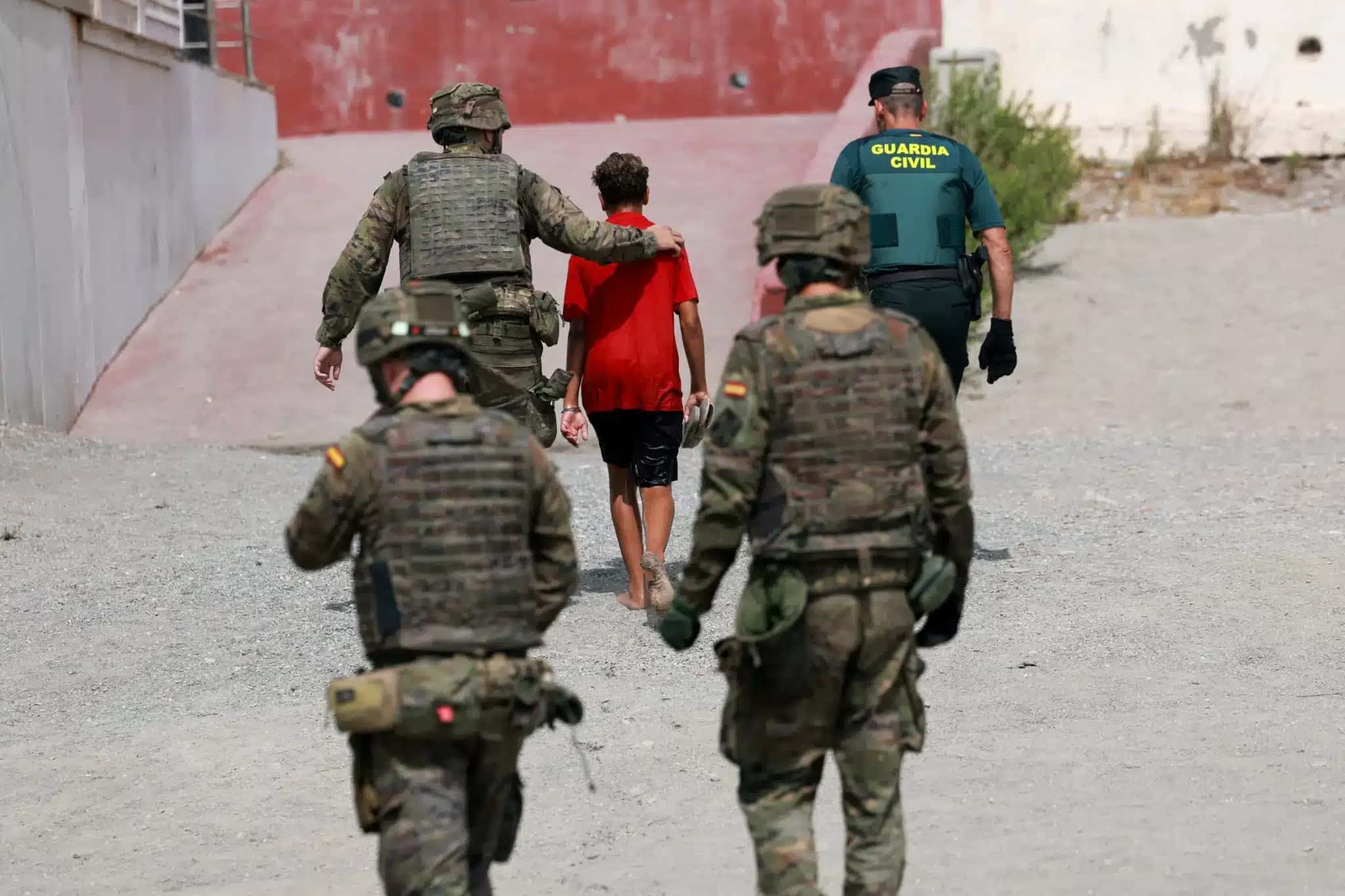 Um menor migrante do Marrocos é escoltado por agentes de segurança espanhóis após tentar entrar em Ceuta pelo mar 1º de agosto de 2026 REUTERS/Violeta Santos Moura