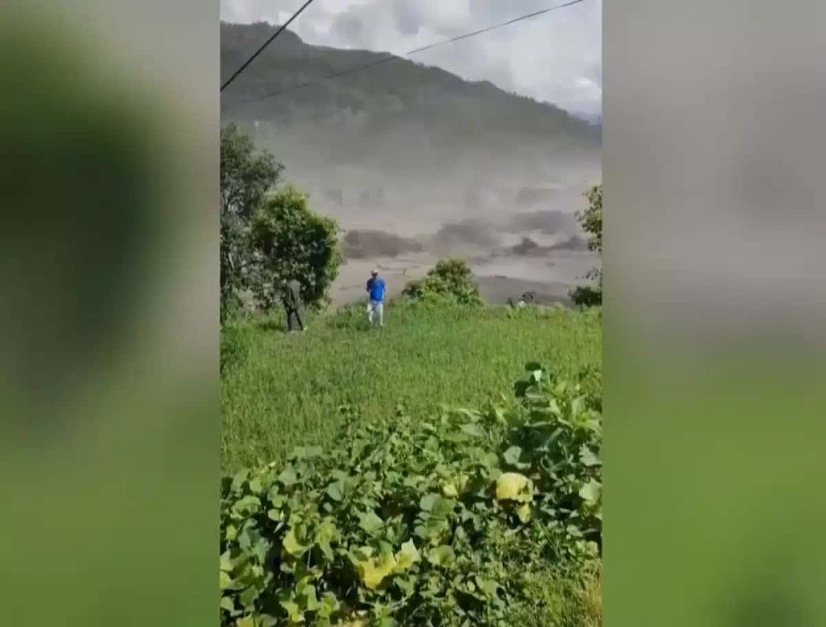 Moradores se desesperam enquanto correnteza causada por enchente avança no Nepal