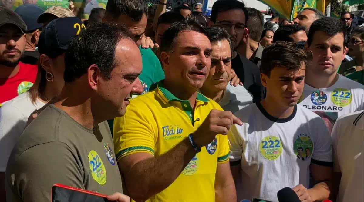 Da esquerda para a direita, o candidato ao governo de Minas Gerais Flávio Roscoe (PL), o senador e candidato à Presidência Flávio Bolsonaro (PL) e o deputado Nikolas Ferreira (PL)