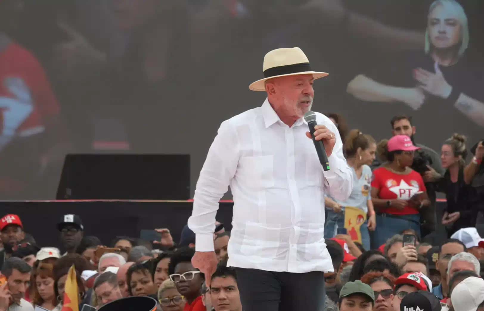 O presidente Lula (PT) discursa durante ato no Estádio Moça Bonita, em Bangu, na zona oeste do Rio de Janeiro