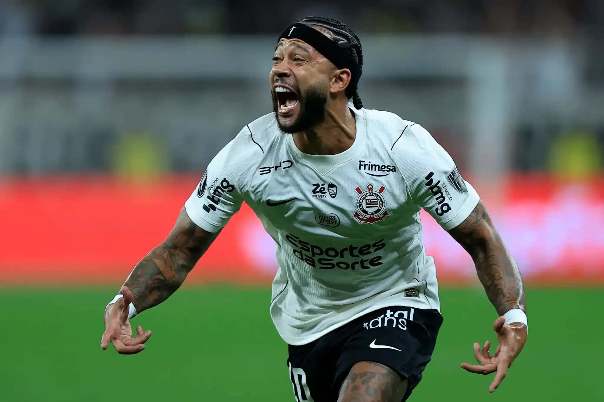 SÃO PAULO, BRASIL - 20 DE AGOSTO DE 2026: Memphis Depay, atacante holandês do Corinthians, reage durante a partida de volta das oitavas de final da Copa Libertadores contra o Rosario Central, da Argentina, na Neo Química Arena, em São Paulo. (Foto: Miguel Schincariol / AFP)