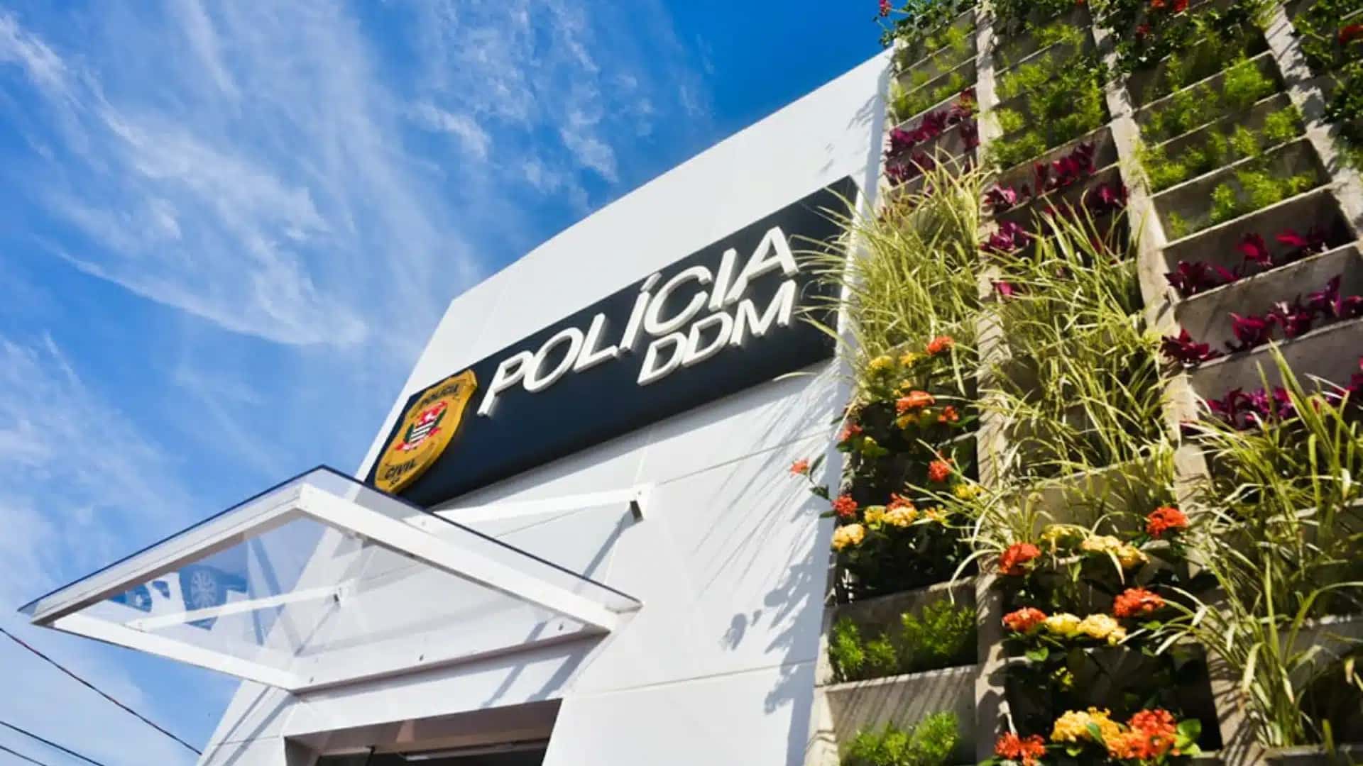 Fachada de Delegacia de Defesa da Mulher, em São Paulo