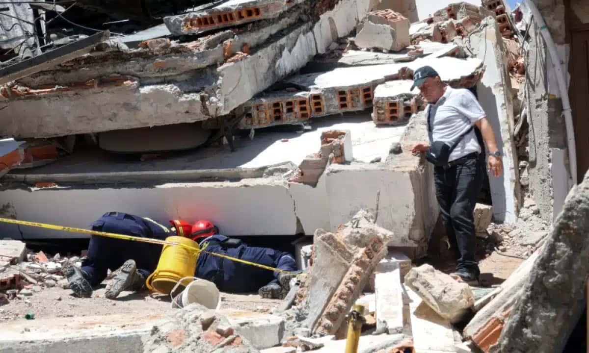 Equipes de resgate buscam sobreviventes nos escombros de um prédio que desabou após o forte terremoto em Manizales, na Colômbia