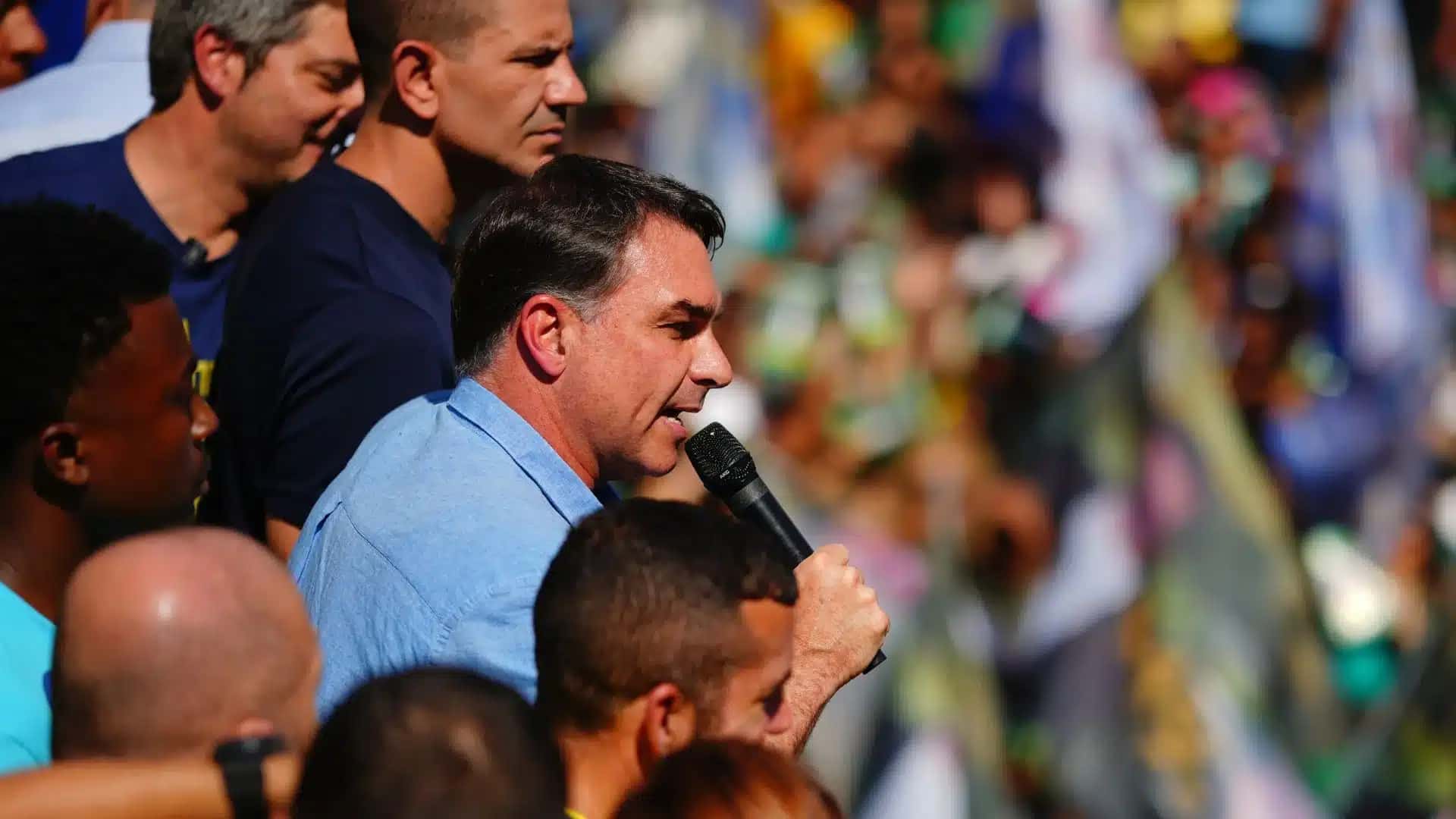 Flávio Bolsonaro durante comício em Nova Iguaçu (RJ) | Vittor Sales/Divulgação Campanha Flávio Bolsonaro – 21.ago.2026