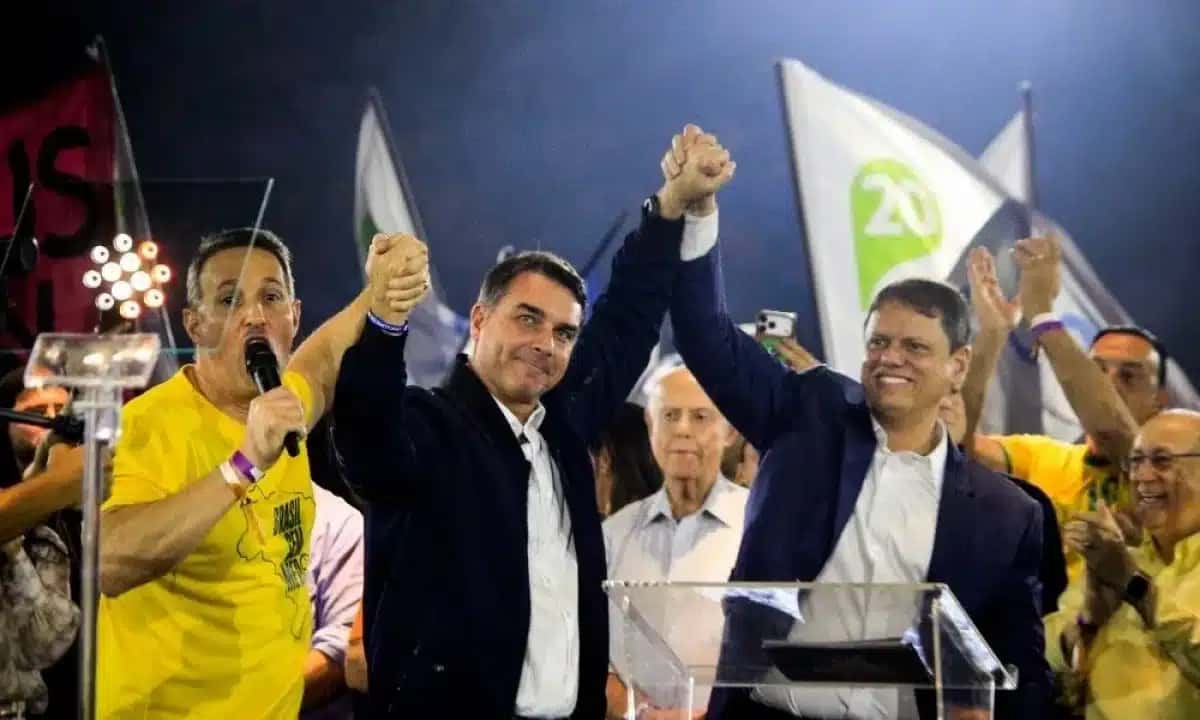 Na foto, Guilherme Derrite, Flávio Bolsonaro e Tarcísio de Freitas