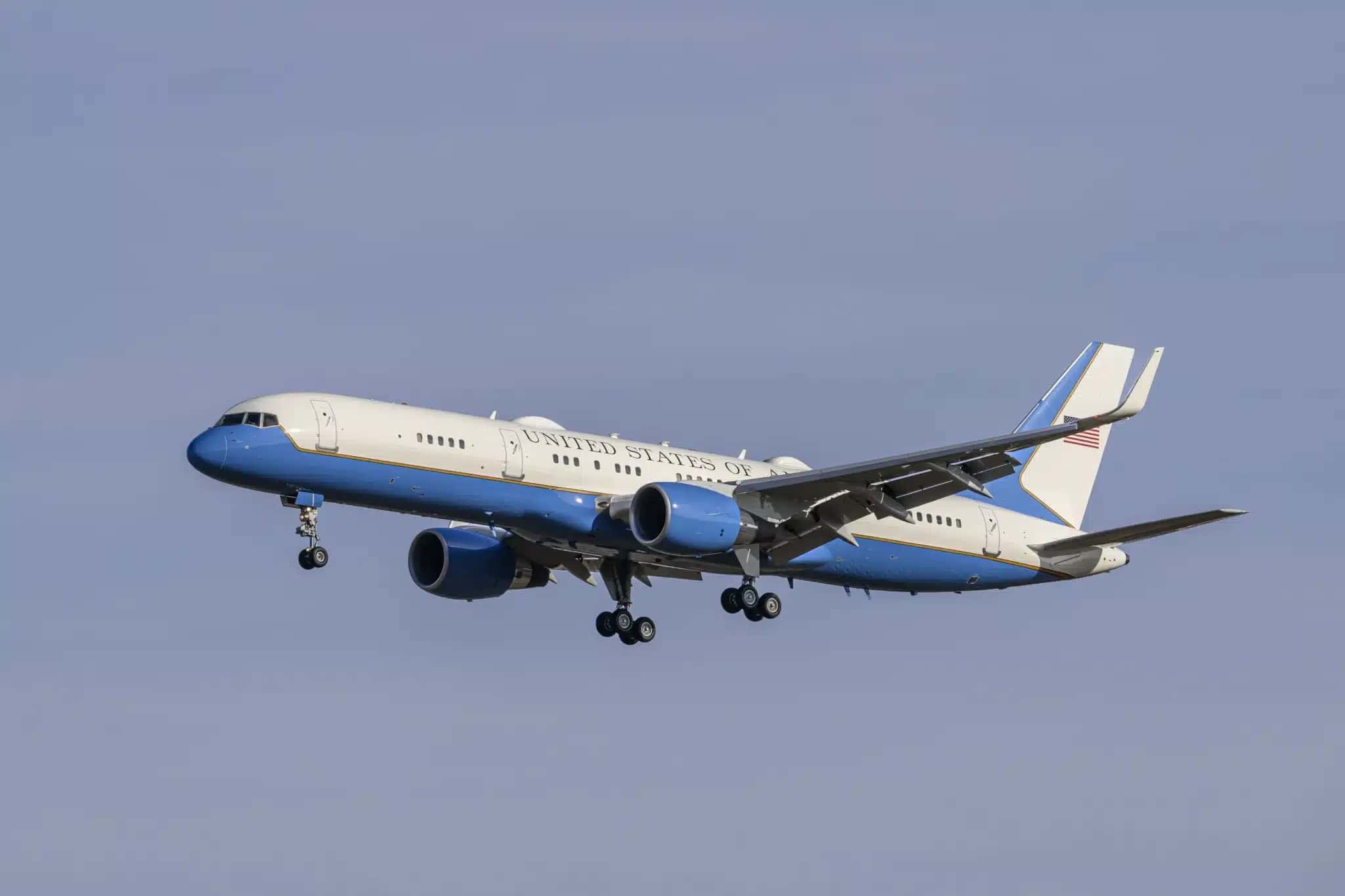 Um Boeing C-32A da Força Aérea dos Estados Unidos pousando no Aeroporto de Munique em 2024