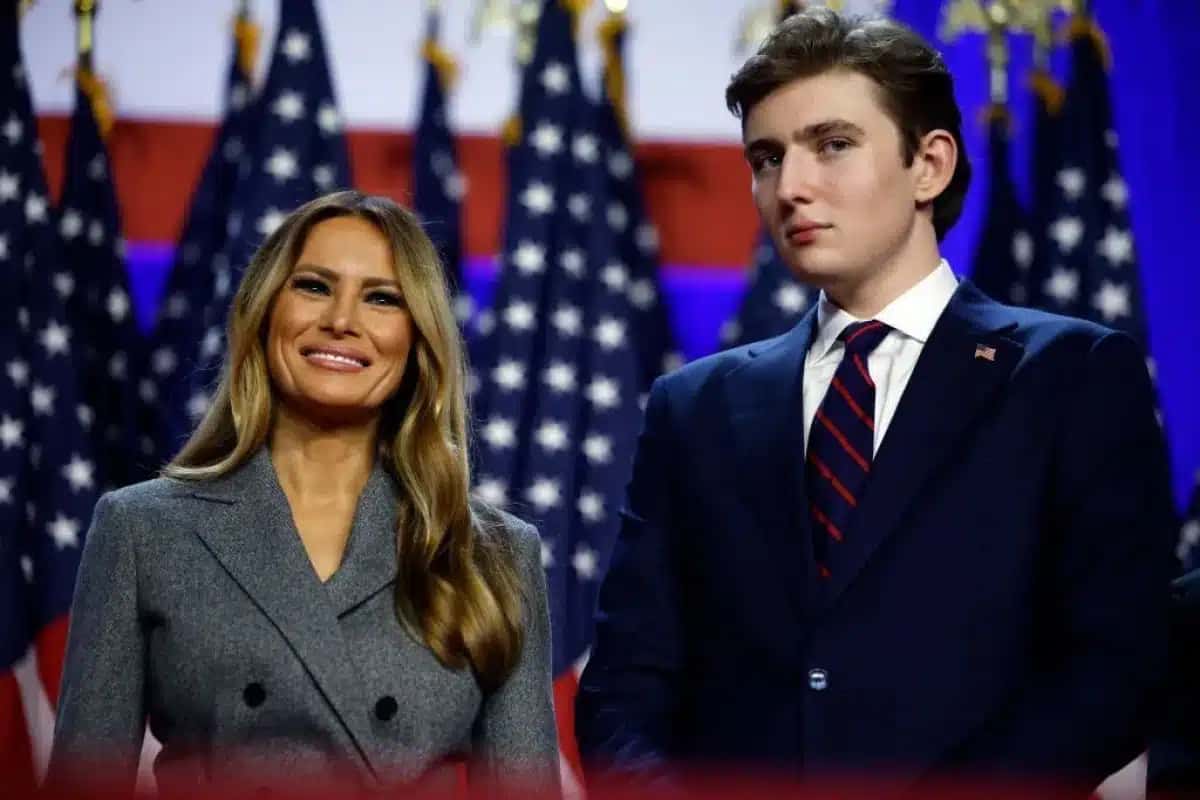 Primeira-dama Melania Trump e Barron Trump em um evento na noite da eleição no Centro de Convenções de Palm Beach, em 6 de novembro de 2024, em West Palm Beach, Flórida.