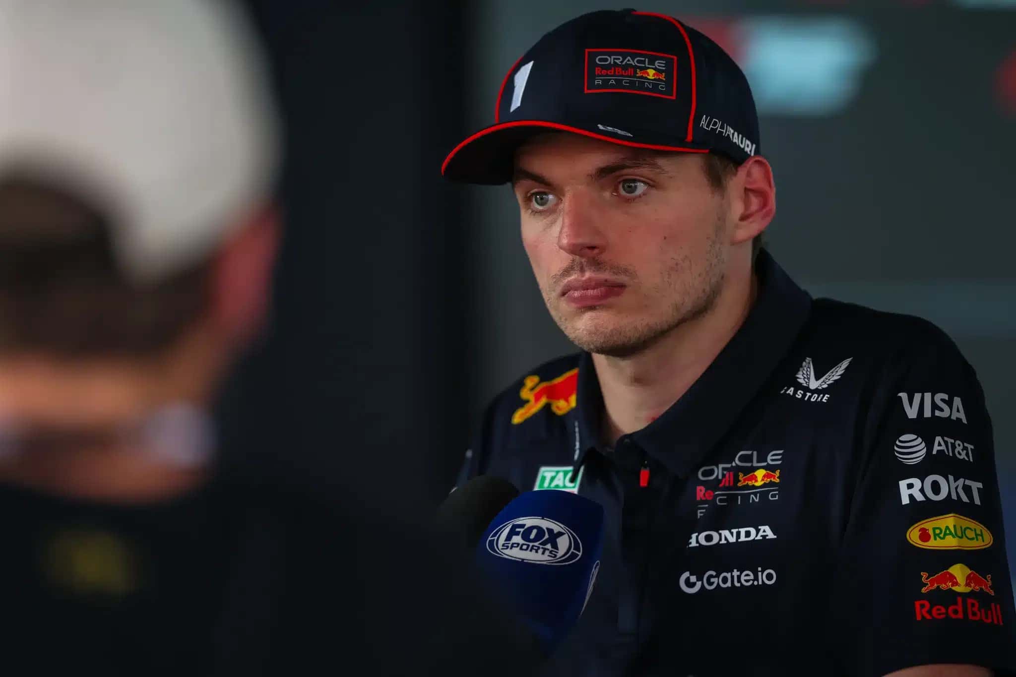 BARCELONA, ESPANHA - 1º DE JUNHO: Max Verstappen da Holanda e Oracle Red Bull Racing respondem a perguntas na caneta da mídia durante o Grande Prêmio da Espanha de F1 no Circuito de Barcelona-Catalunha em 1º de junho de 2025 em Barcelona, ​​​​Espanha. (Foto de Kym Illman/Getty Images)