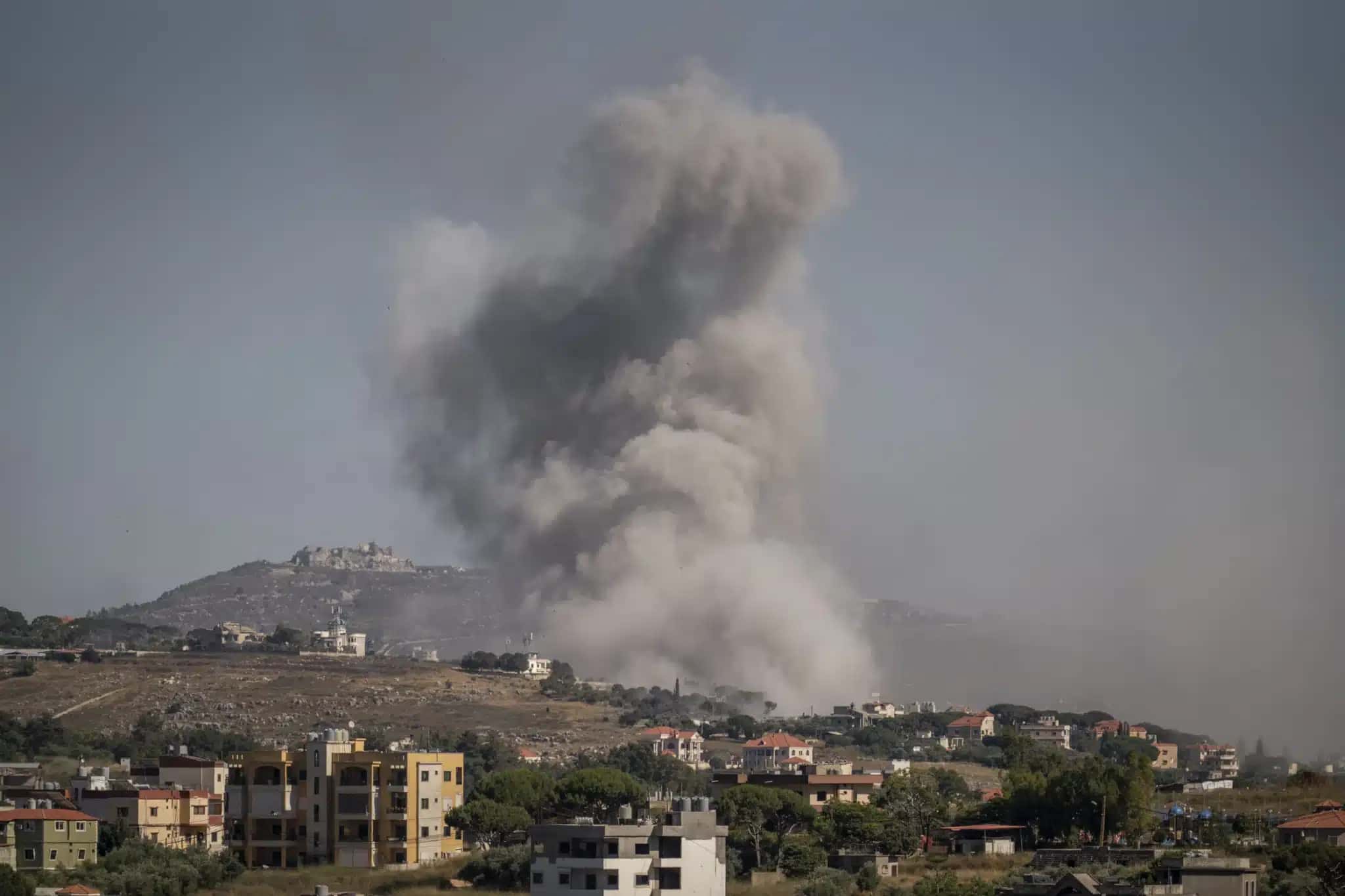 Um ataque aéreo do Exército israelense é visto em 19 de junho de 2026 em Nabatieh, Líbano