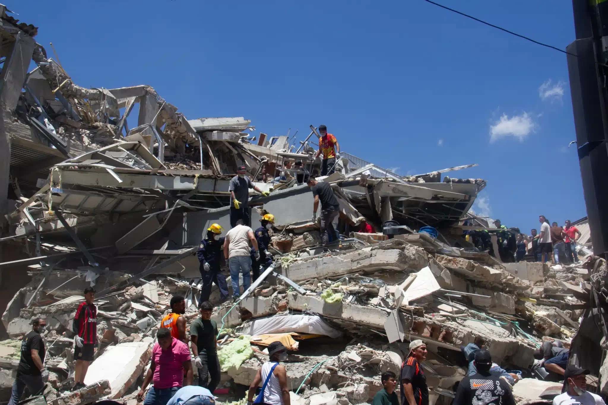 Equipes de busca e resgate realizam operações em meio aos escombros de um prédio que desabou após um terremoto de magnitude 7,4 em Pereira, na Colômbia