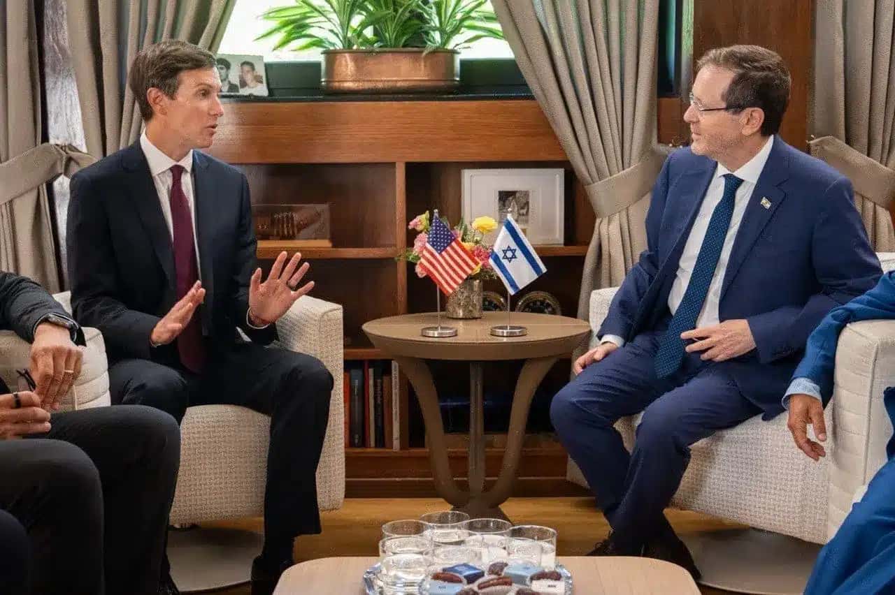 O enviado especial dos EUA, Jared Kushner (à esquerda), se reúne com o presidente de Israel, Isaac Herzog (à direita), durante sua visita a Jerusalém, em 17 de agosto de 2026