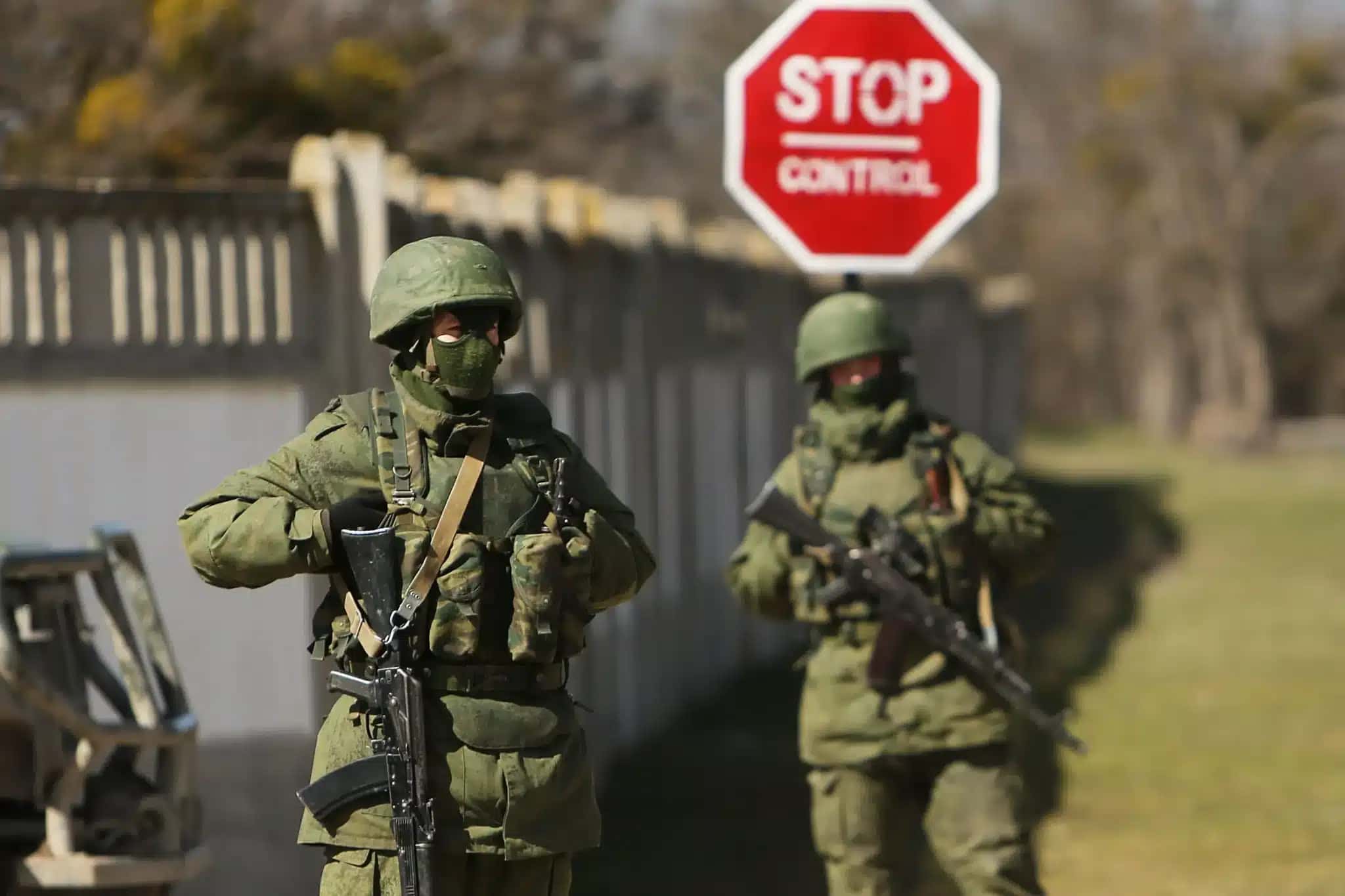 Soldados armados sem insígnias de identificação mantêm guarda fora de uma base militar ucraniana na cidade de Perevevalne, perto da cidade de Simferopol, na Crimeia, em 17 de março de 2014 em Perevevalne, Ucrânia