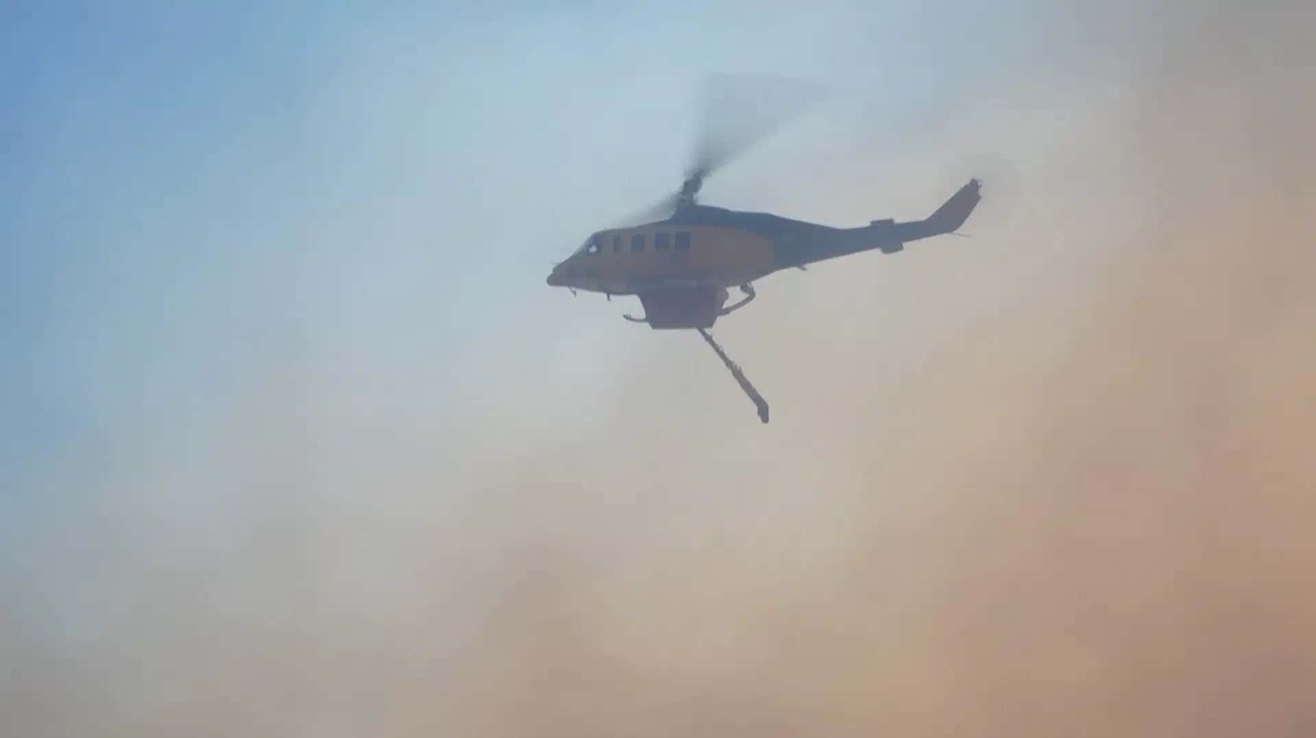 Helicóptero do corpo de bombeiros da Grécia combate incêndio