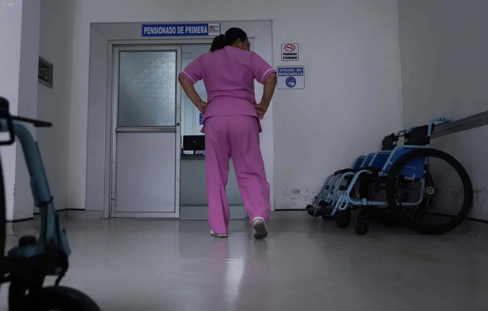 Funcionários do Hospital Leon Becerra realizaram uma ocupação por tempo indeterminado em protesto contra a dívida de 30 meses de salários, além das demissões inesperadas de vários trabalhadores e o abandono em que o hospital se encontra.