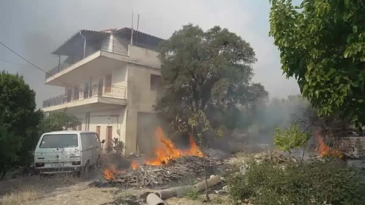 Casa pega fogo na Grécia após incêndios de domingo (1)