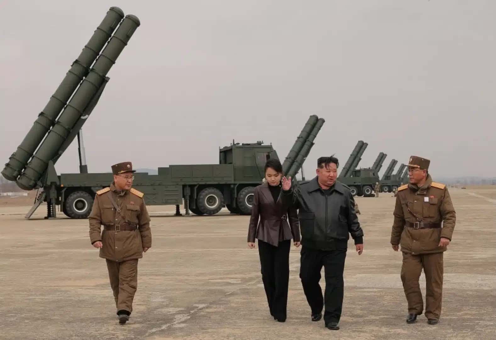 Na imagem, Kim Jong-un e a filha (ao centro) acompanham o teste | Reprodução/KCNA