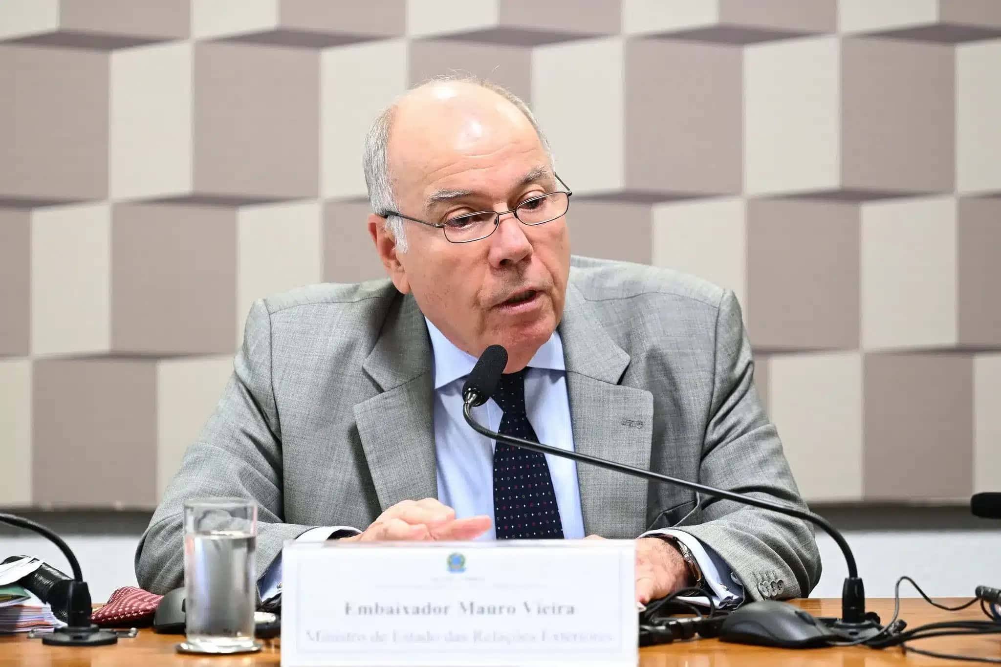 O chanceler Mauro Vieira em audiência no Senado